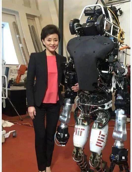 杨澜身穿一套黑西装,搭配了一件品红色的内搭,短发造型非常的干练,和