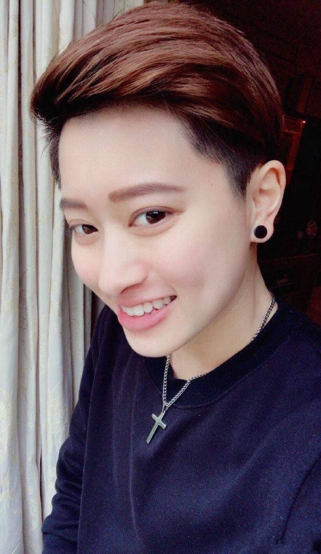 《落跑甜心》女主晒近照,四年不见"智障女"变帅t_郑靓歆_长发_男生