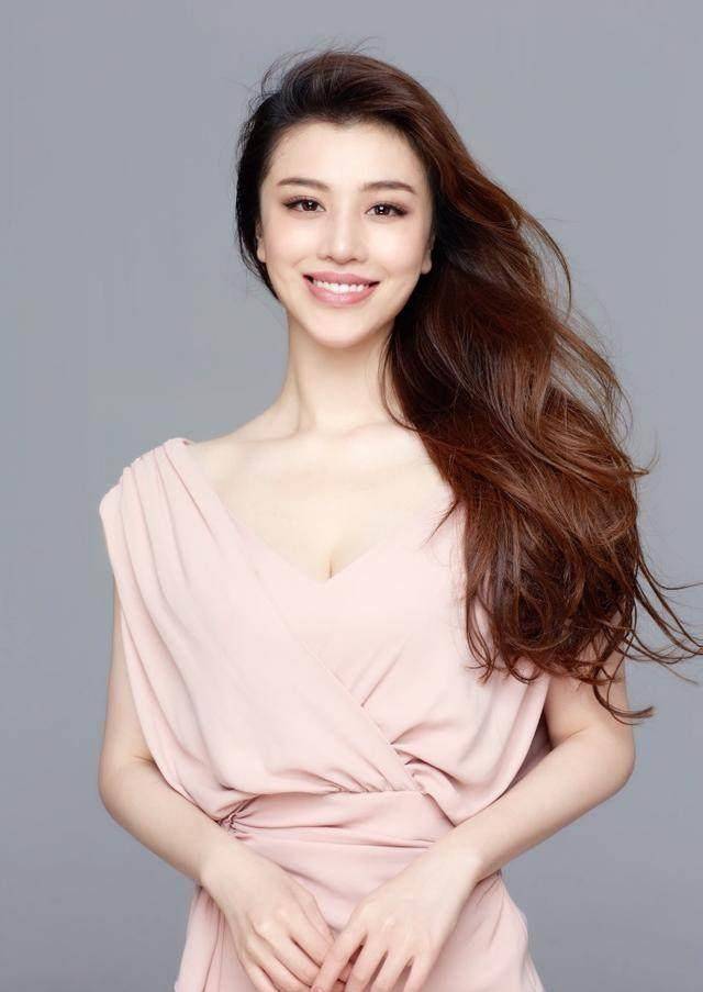 29岁葛天离婚后再穿婚纱,近照依然如少女,知性大气成熟身材傲人_刘翔