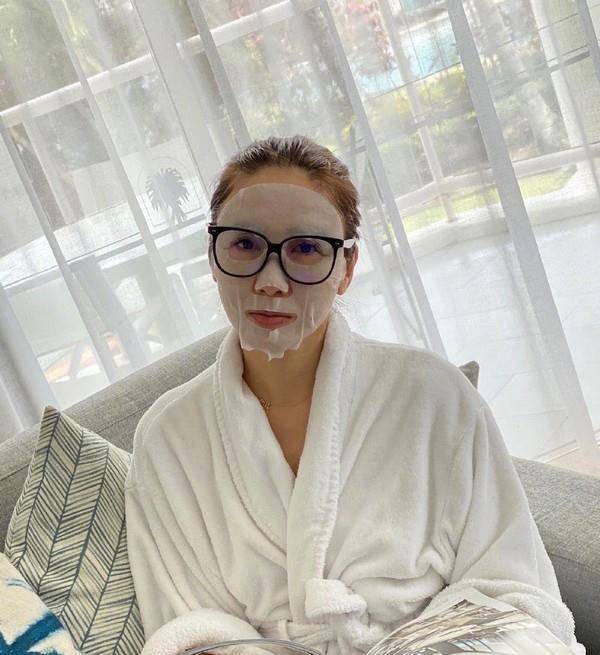 黎姿虽然退出演艺圈了,但保养丝毫没有落下,还曾经晒过自己敷面膜的
