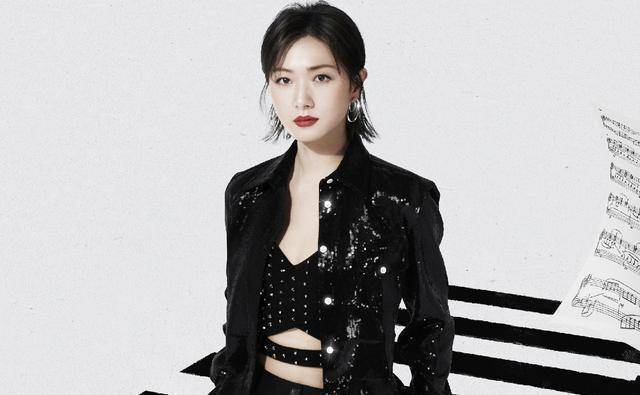 团综开播,她们的关系亲疏可见,扯头花的场面想想就算了_万茜_郁可唯