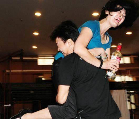 55岁王姬母女近照,女儿美艳惊人,小鲜肉抱着她排练表情亮了!