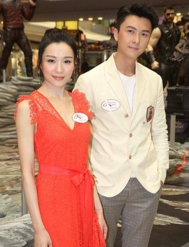 tvb李佳芯与王浩信出席活动,帅气盲侠与靓丽王官再次同框!