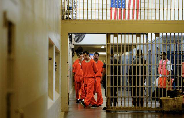 美国黑老大在监狱称王,13位狱警被收买,4名女狱警为其生娃_怀特