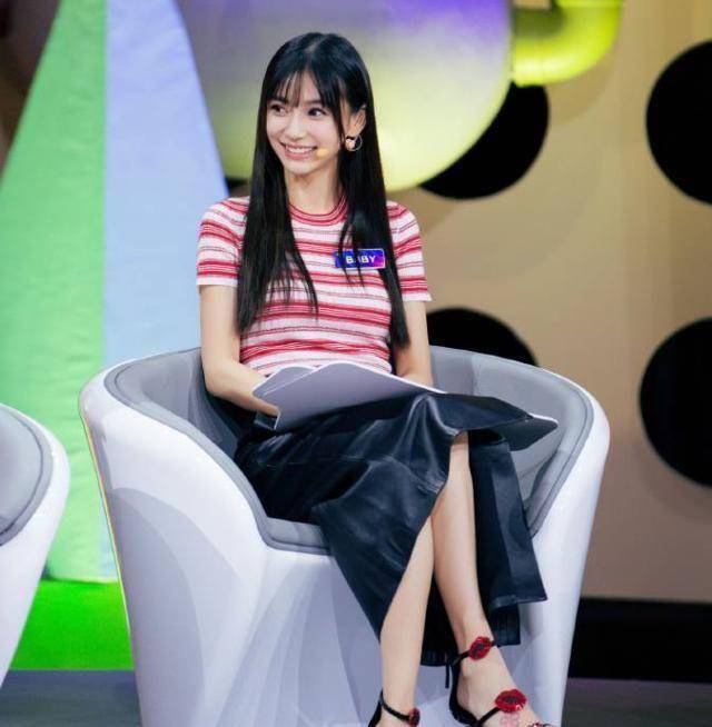 双腿交叉呈"v"型,坐姿太高级模仿不来_身材_感觉_网友