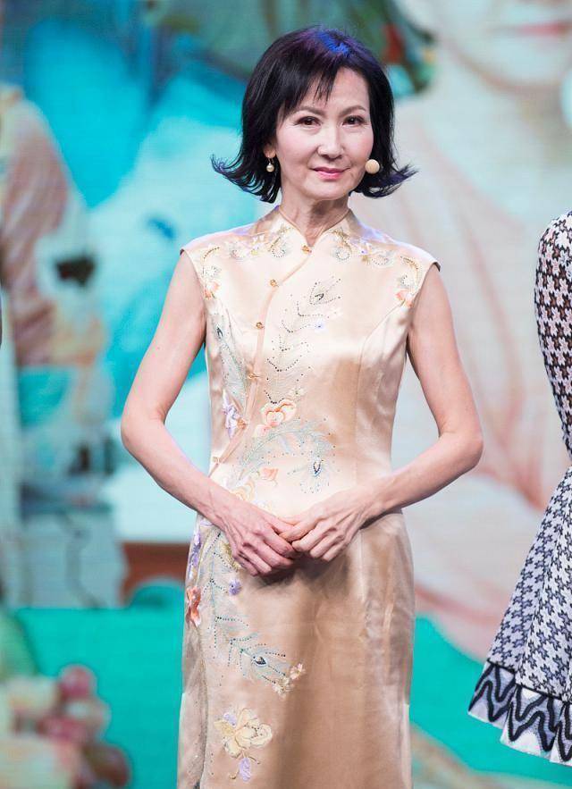 62岁陈美琪穿红衬衫现身机场,气质优雅,状态堪比"赵雅芝"_连衣裙_女孩