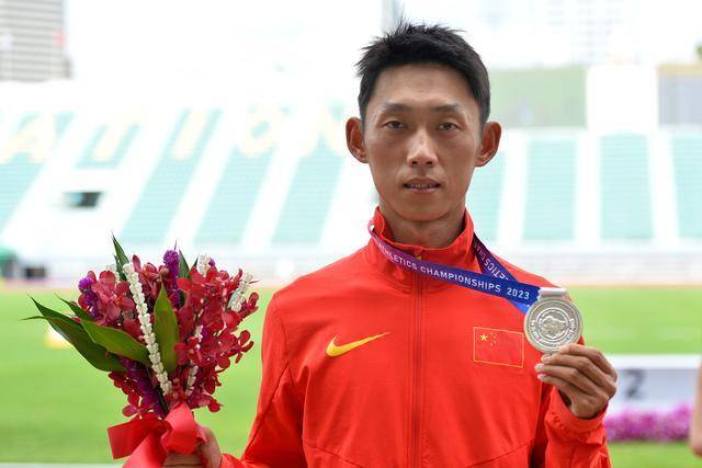 33第三,中国选手张家旭1:31.09第四.