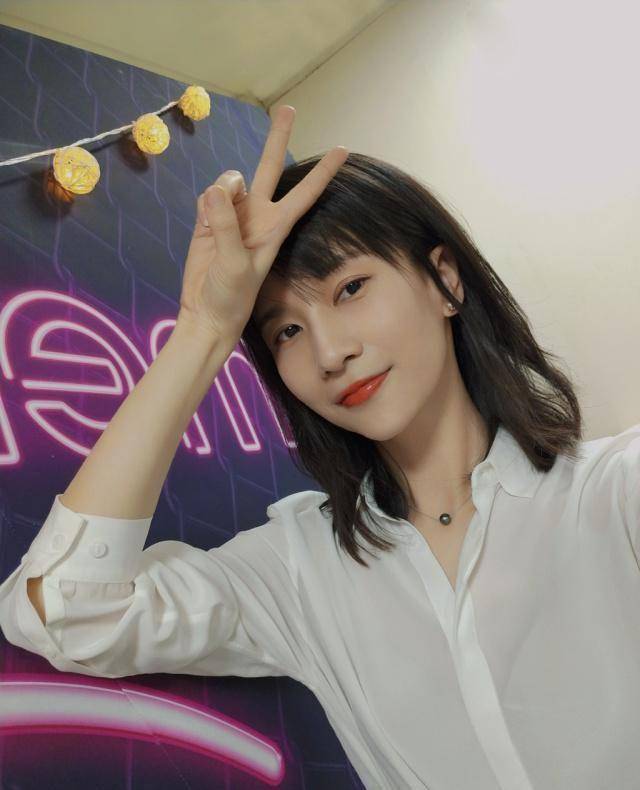 中录制了一期节目,路人看到之后不认识焦俊艳,却都认识papi酱这是很