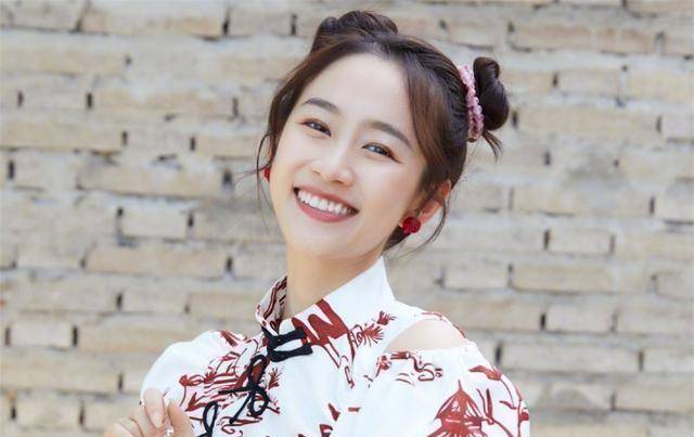 30岁"严莉莉"刘美含丸子头亮相时装周,时隔多年依然少女感十足