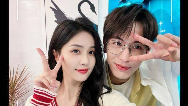 白鹿,张凌赫曝"7月热恋史"不甩公司禁令狗仔抖出她前2任男友_交往