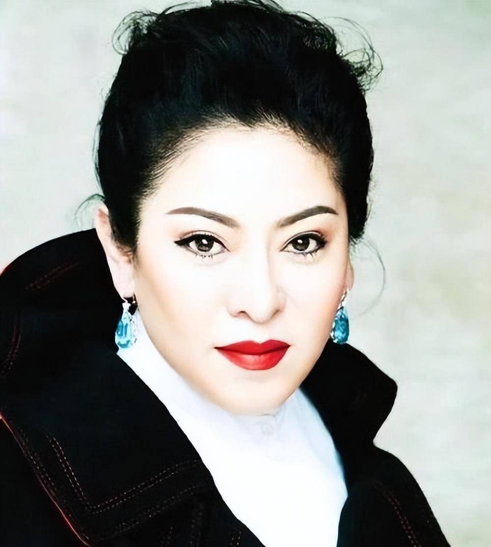 "港圈大姐大"陈岚:让大佬向华强甘心幕后,她到底多有实力_向太_郭碧婷