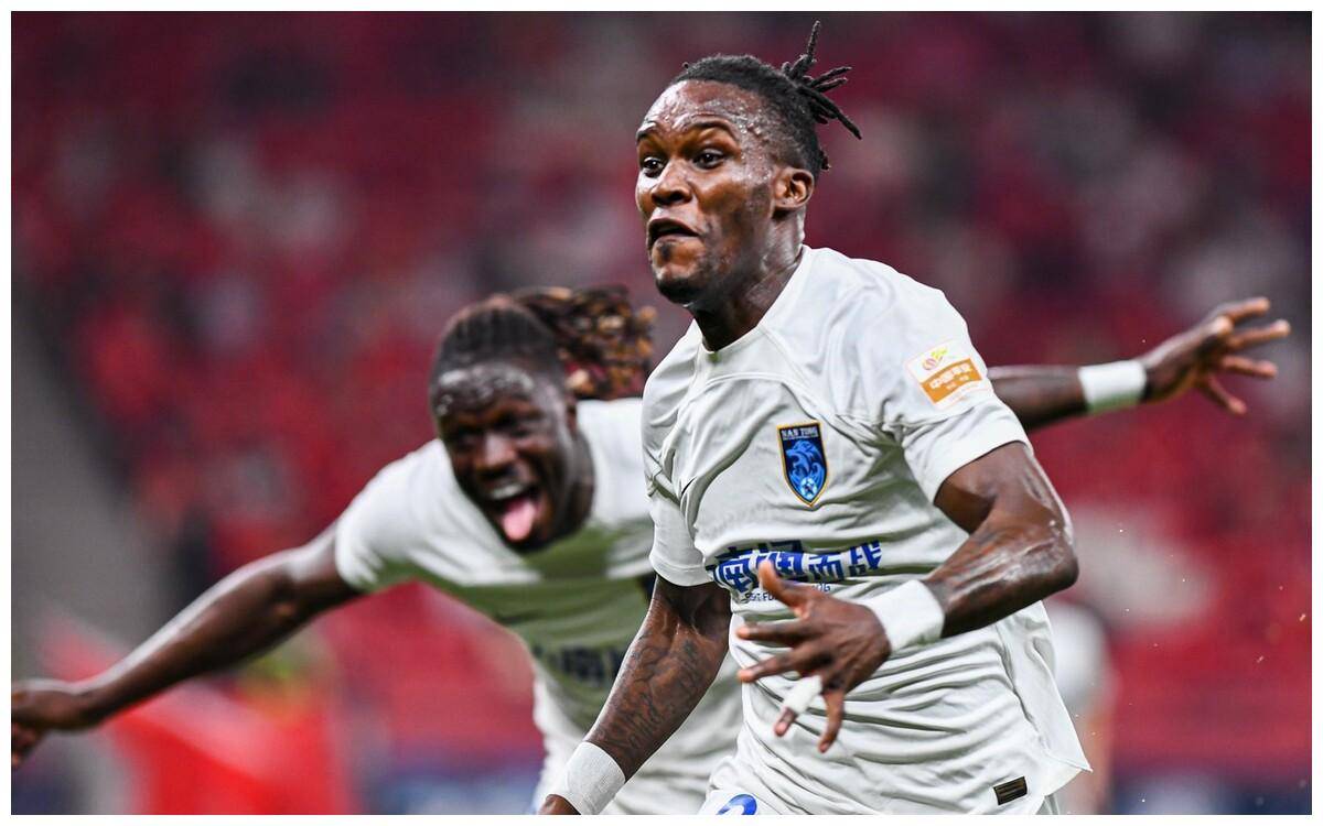 1-1!10人泰山遭南通读秒绝平,贾德松争议染红,球迷心情崩溃_比赛_贾德