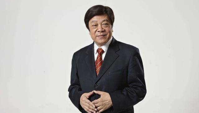 77岁赵忠祥近照,身体硬朗和老婆却像父女,住5亿豪宅安度晚年!