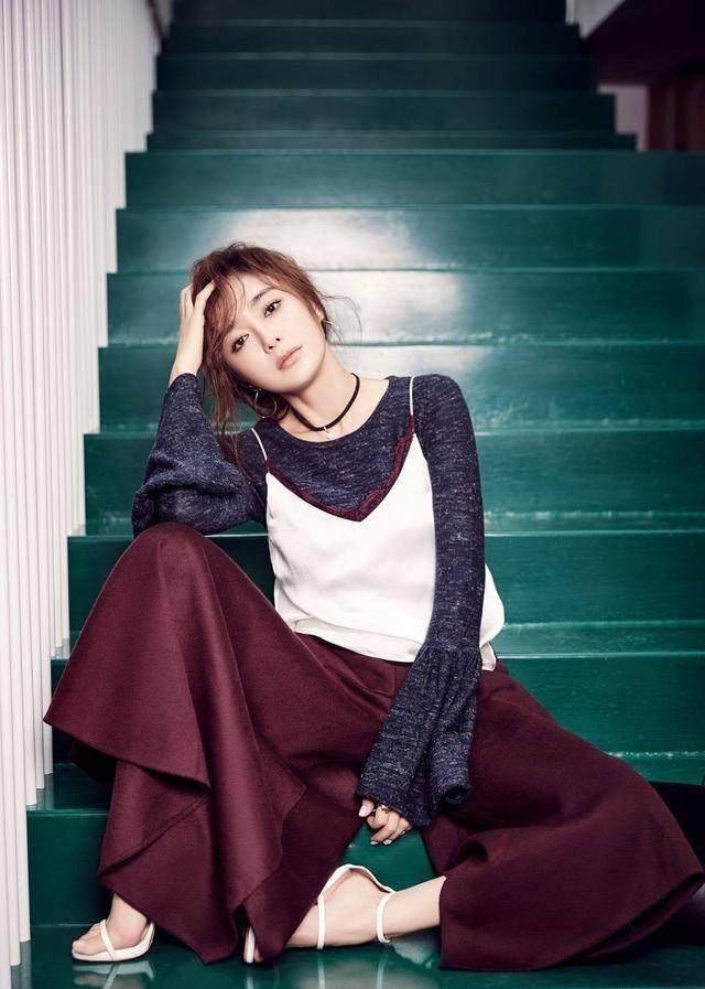 34岁刘芸同框36岁秦岚,只差2岁,气质竟完全不在一个档次!