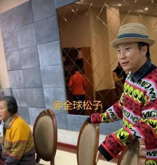 41岁李玉刚近照,双下巴没了美感,脸颊赘肉太明显_对比_照片_美女