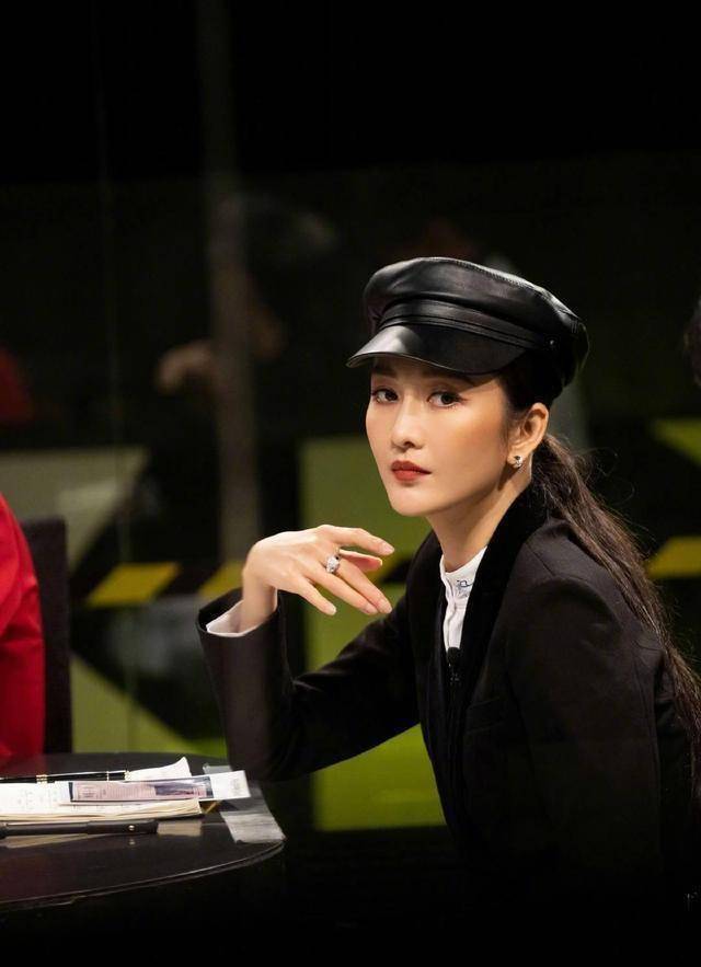 37岁的王鸥气质开挂,穿基础款衣服单品走机场,依然穿出高级感_女性