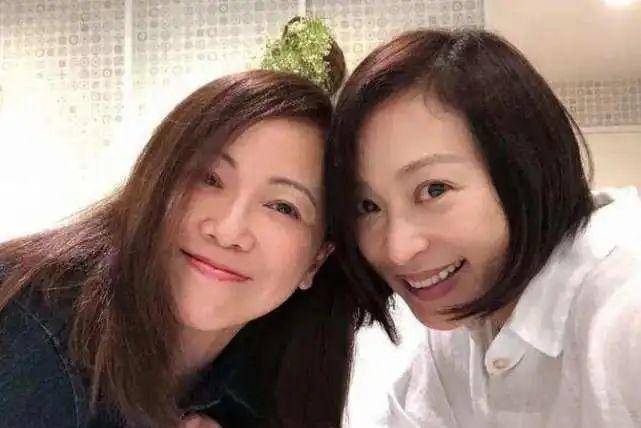 如果要说女明星有亲密关系,证明她们的关系比较好,那直接说她们不在