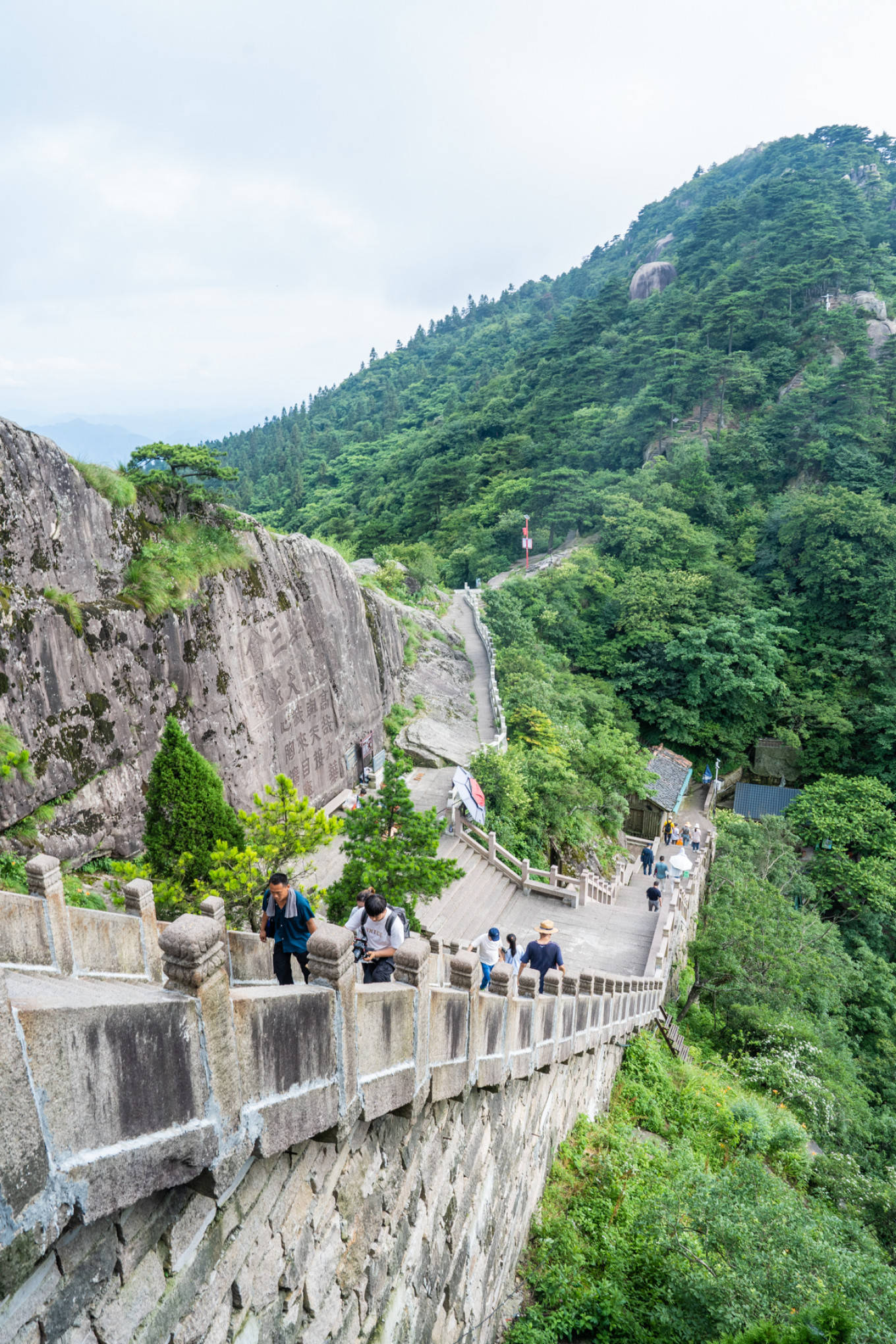 大约要走半个小时,才能登上 天台 峰,探访九华山最高的寺庙—— 天台