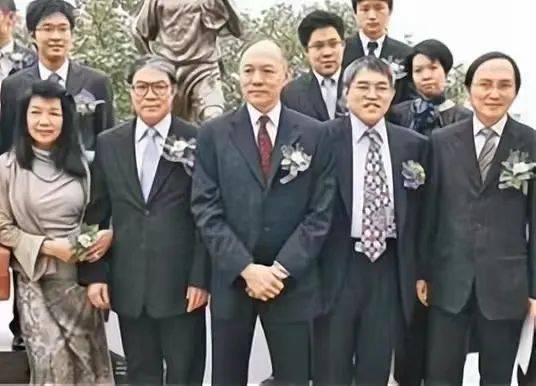 霍英东家族的一张大合照,就照清了霍家内部暗流涌动的真实关系_霍文逊