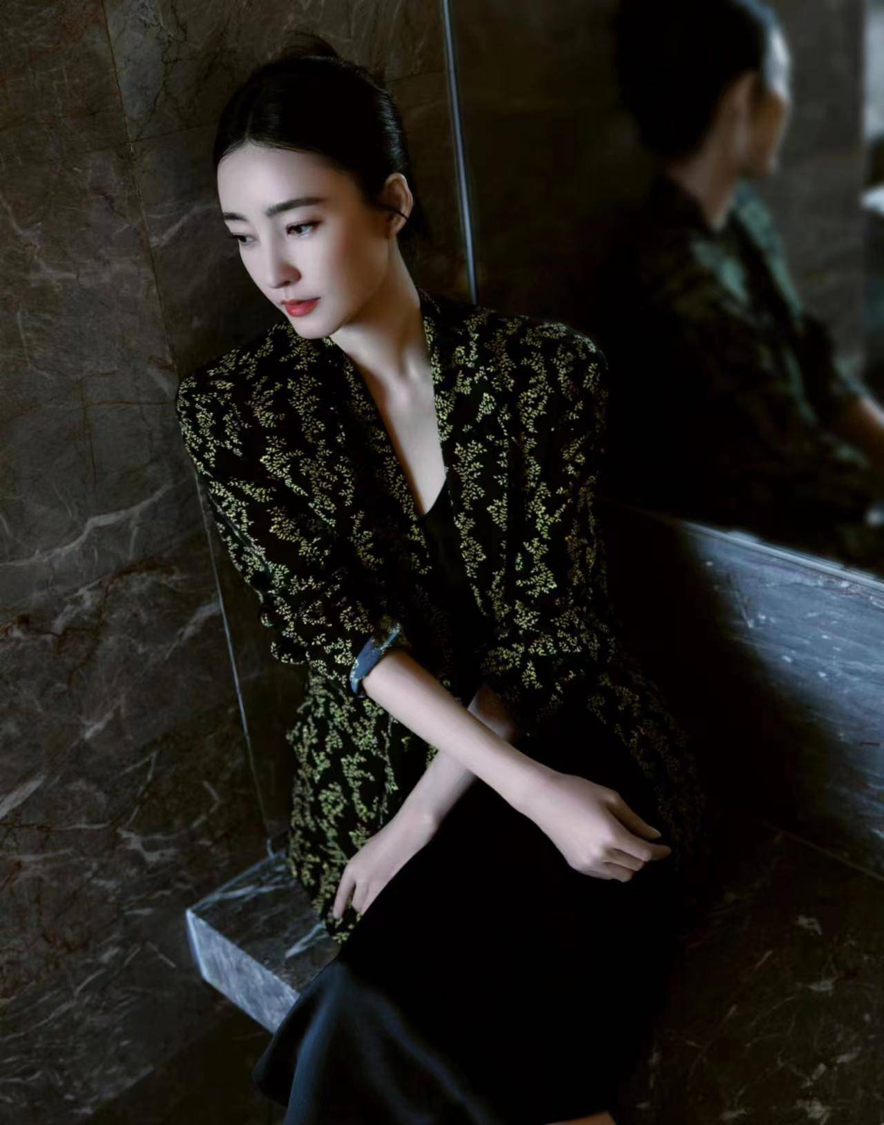 王丽坤新剧宣传礼服吸睛,小黑裙与绣花连衣裙相结合,美丽又时尚!