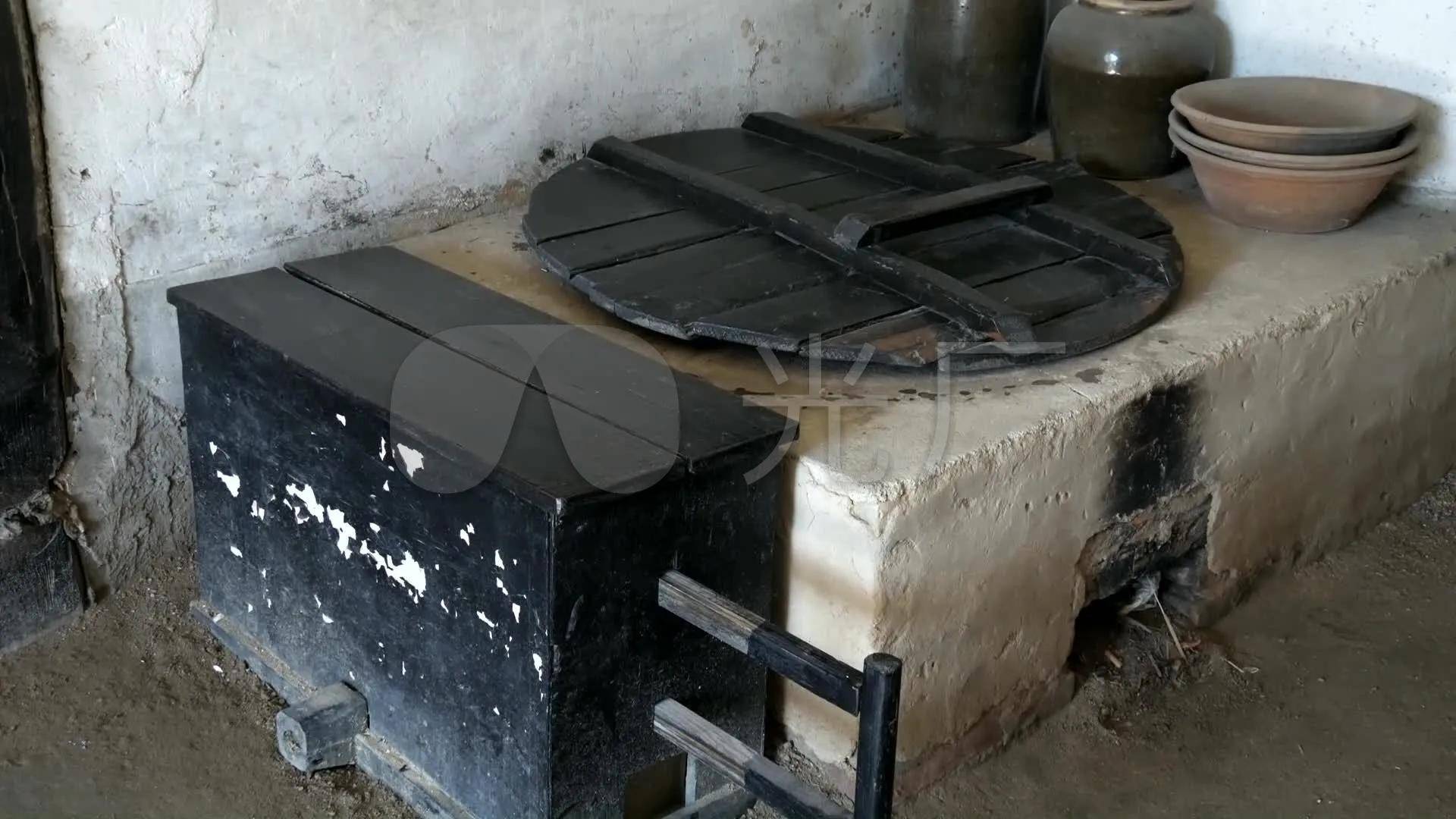 一般来说,我们东北人以吃炖菜为主,灶坑(我们东北人也有的叫灶台)是用