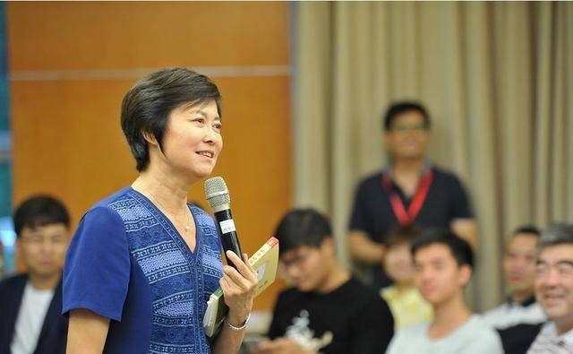 65岁敬一丹近况罕曝光,谈新书怀念母亲,气质优雅显知性美_时候_故事