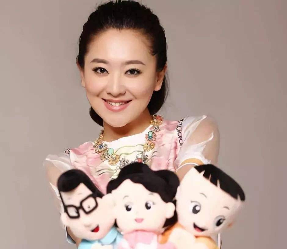 42岁央视主持人月亮姐姐容颜不老,嫁富商老公,晒与儿子照片_小视频