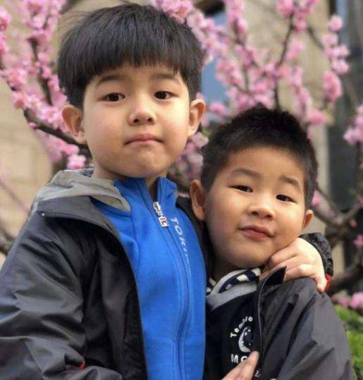 安吉小鱼儿才刚闹矛盾又好得如胶似漆,强搂弟弟猛亲好温馨_兄弟俩