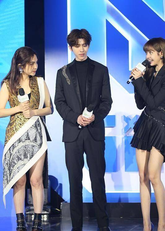 蔡徐坤与lisa同台男帅女靓超养眼坦言做导师会压力大_ella_标准时