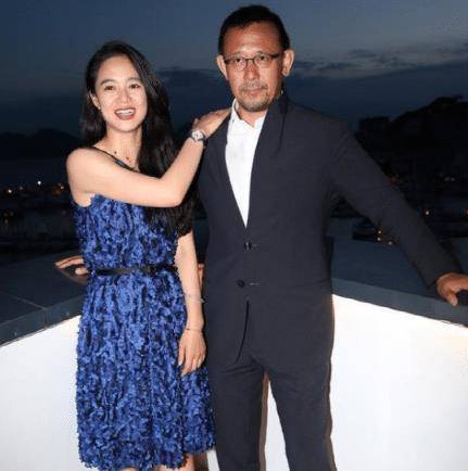 造型技巧:宝蓝色天鹅绒连衣裙优点:美丽迷人的小女孩姜文依然穿着西装