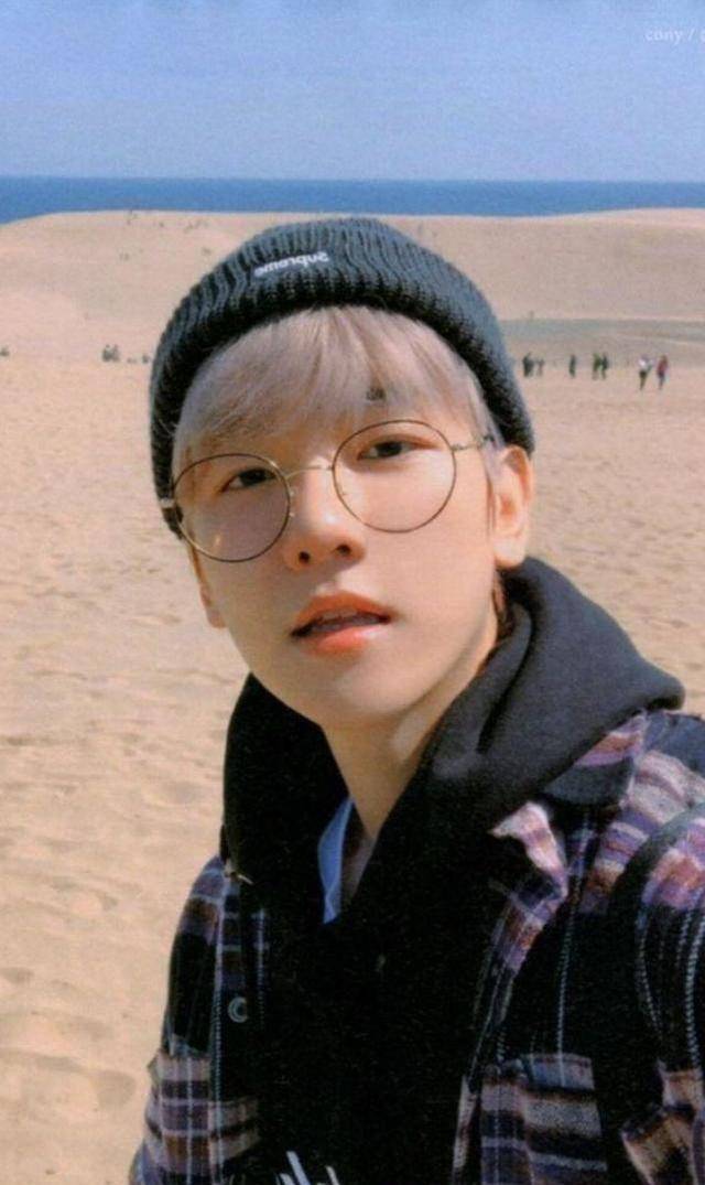 exo边伯贤染白发晒自拍,帽子遮不住帅气,灿白cp粉喊朴灿烈跟上_网络