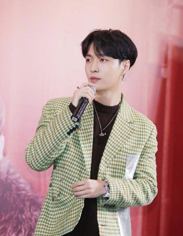 春晚将至,陈伟霆首次透露自己的节目,将与张艺兴董宝石一起演绎_明星