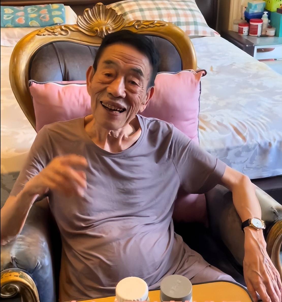 91岁杨少华出院回家,颤颤巍巍吃红烧肉,桌上两瓶药瞩目_视频_儿子