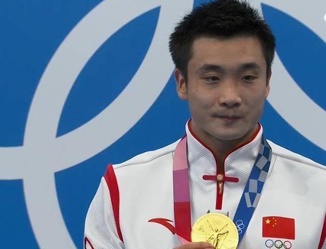 杨健一个动作逗笑颁奖嘉宾,全红婵现场助威_金牌_奥运会_银牌