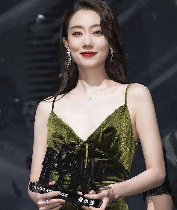 张小斐的故事:20岁出道,35岁爆火,这15年为了事业她一直单身_贾玲
