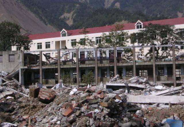学校所在的安县紧临着地震最为惨烈的北川,这意味着桑枣中学2300余名