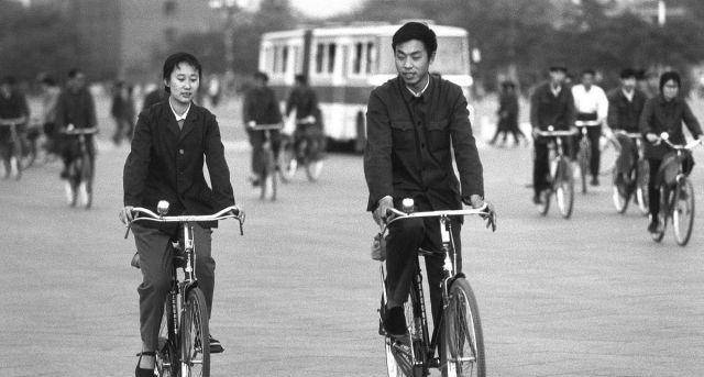 老一辈人在骑二八大杠自行车时,为何要扶着车子滑两步,再跨上车_搜狐