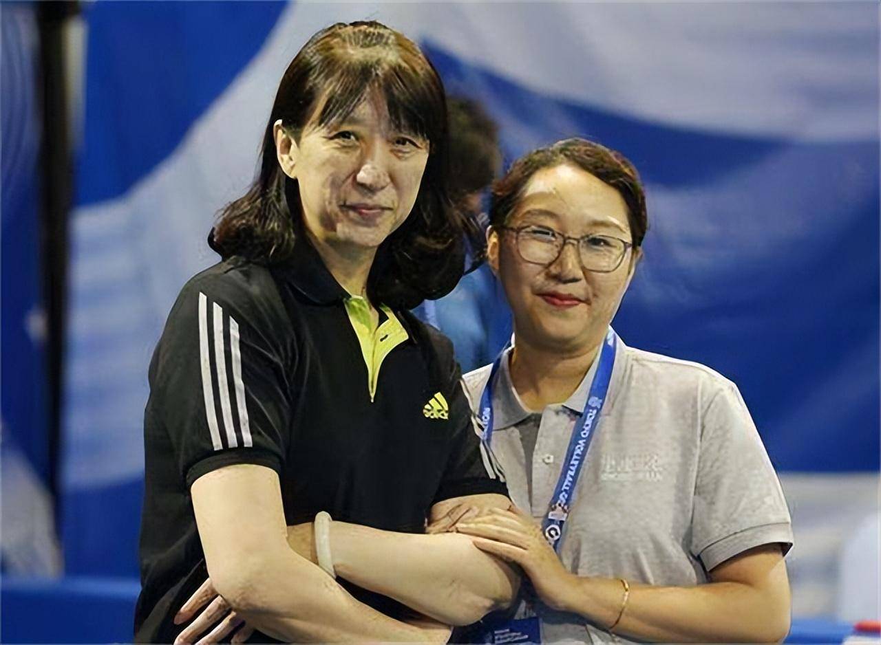 她是中国女排的主力副攻;退役之后,她担任中国女排的助理教练,为了