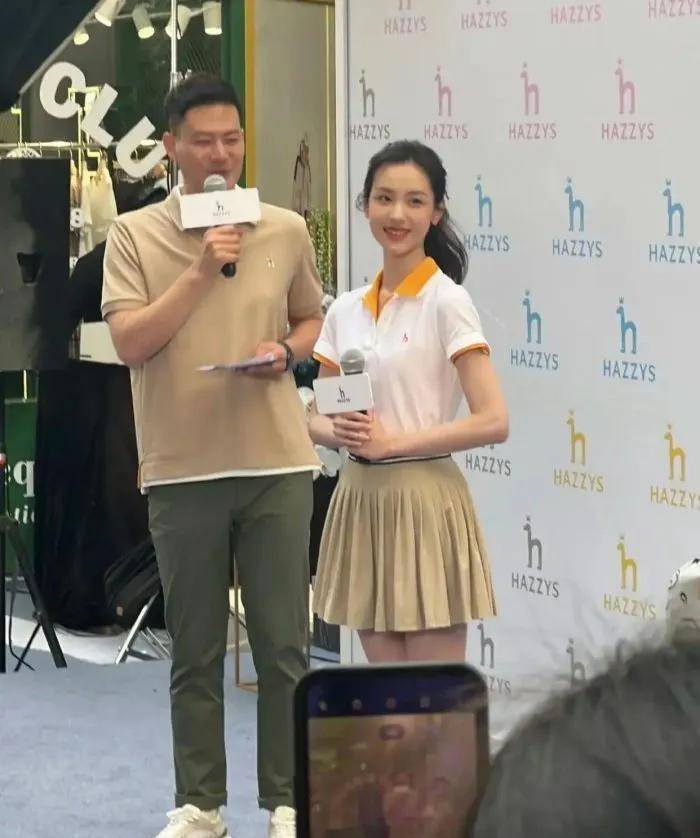 陈都灵比奶茶妹妹还要迷人,衣服活泼又充满少女感_活动_气质_衣着