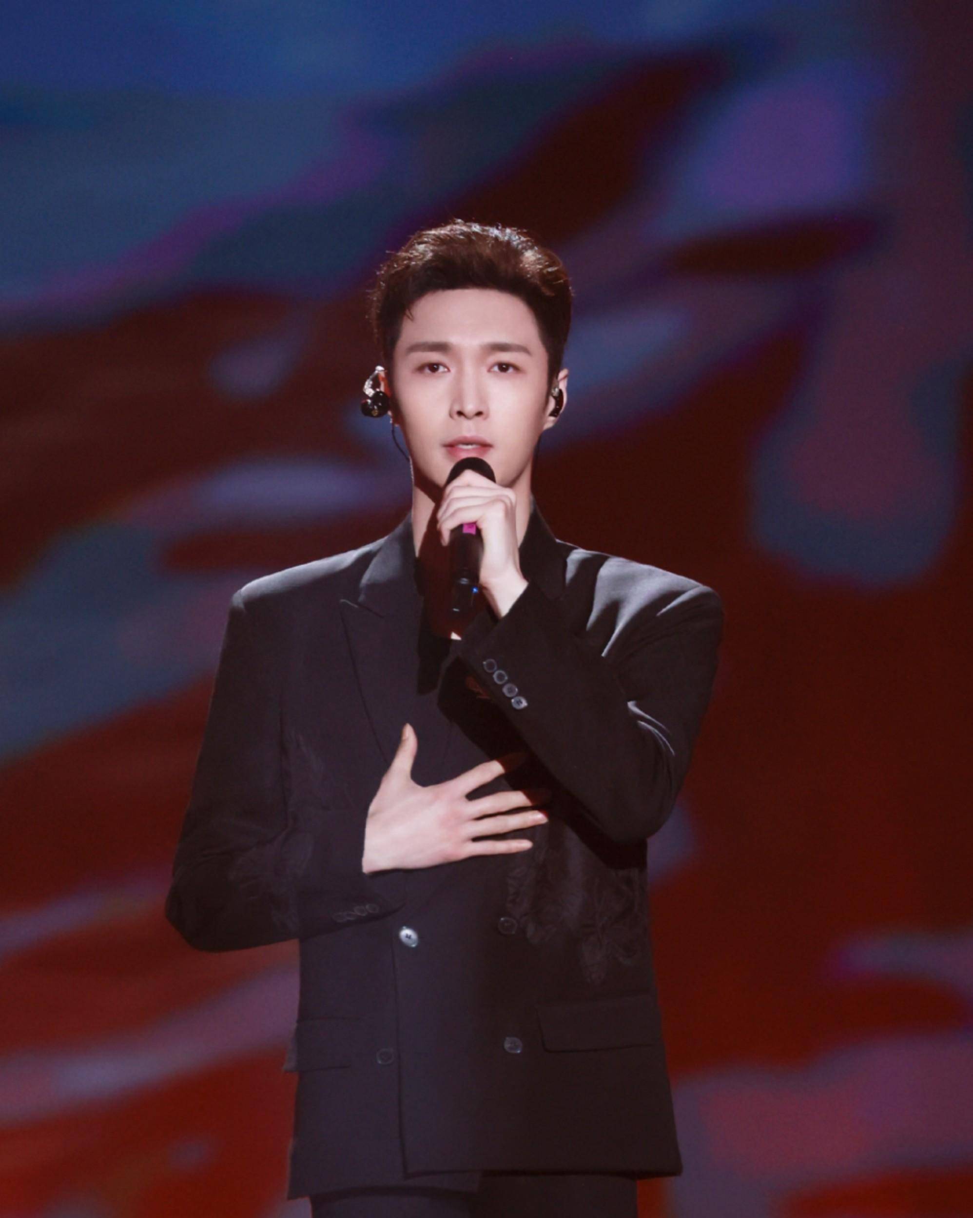 瓜:张艺兴和sm的合约还没到期,签了国内染色体娱乐公司_合同_exo_队友