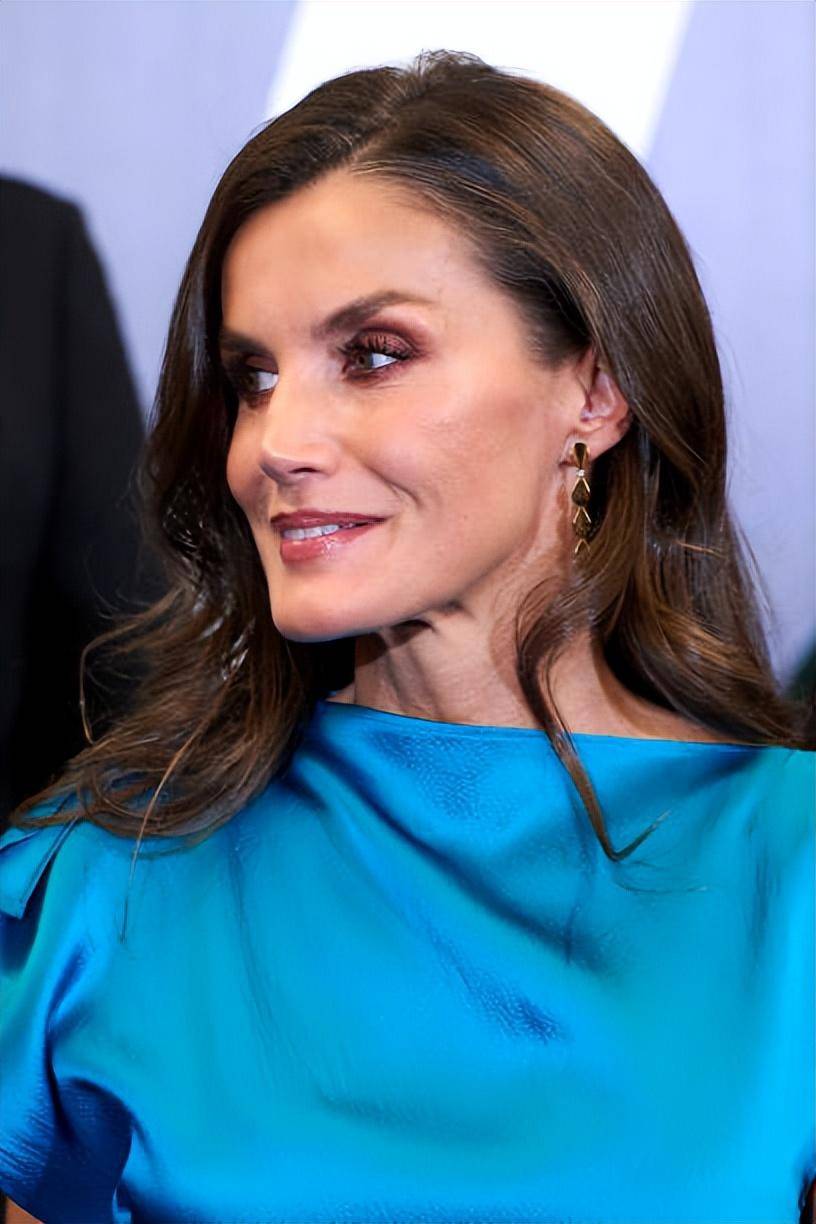 莱后出席颁奖礼和国王秀恩爱!