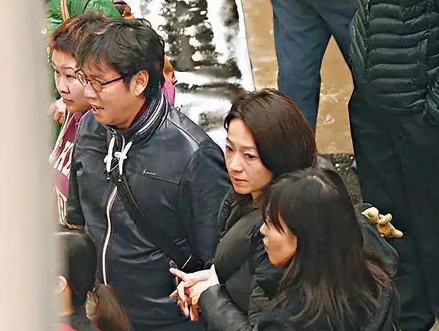 谭咏麟回应婚外情:有两个老婆不好!
