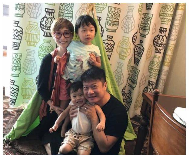 钱嘉乐汤盈盈甜蜜结合,女儿长相接地气,一家四口美满又幸福_孩子_小