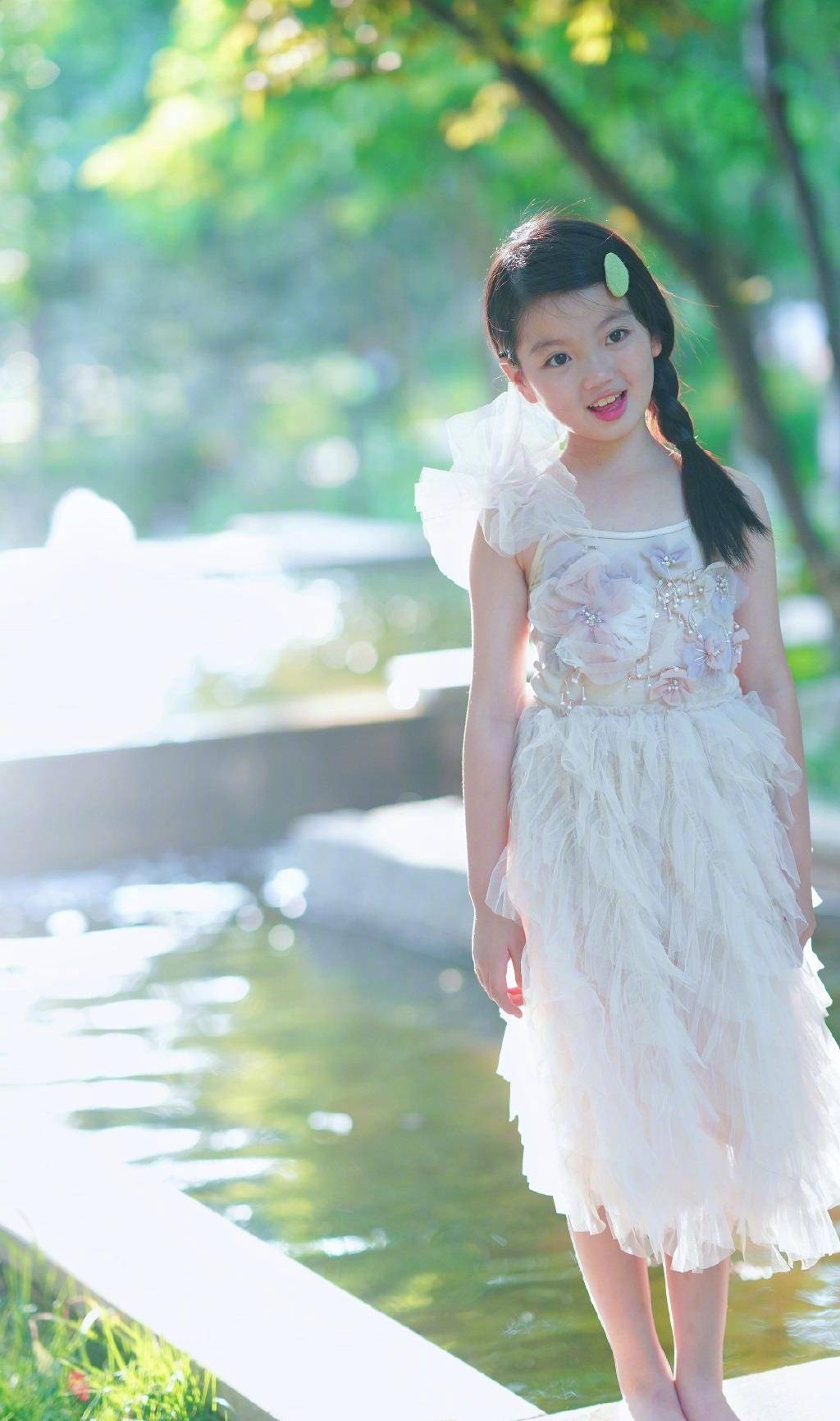 阿拉蕾已长成大姑娘,褪去稚气出落成小女神,白裙如仙