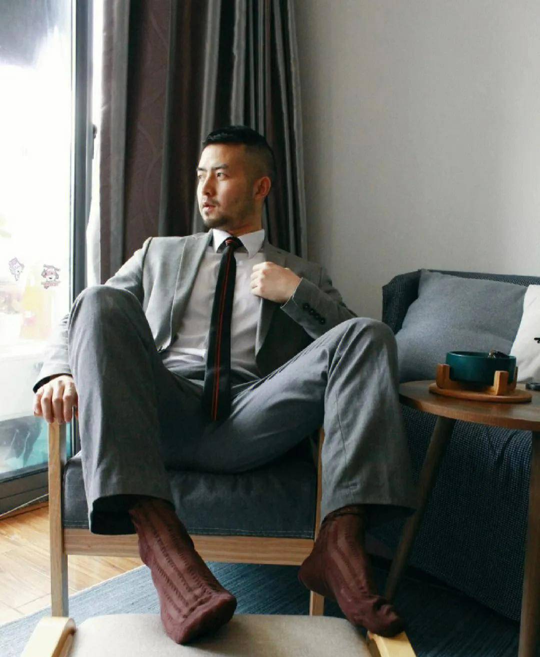 "熟男"魅力无穷,喜庆装更增添神秘感!_男人_穿着_场合