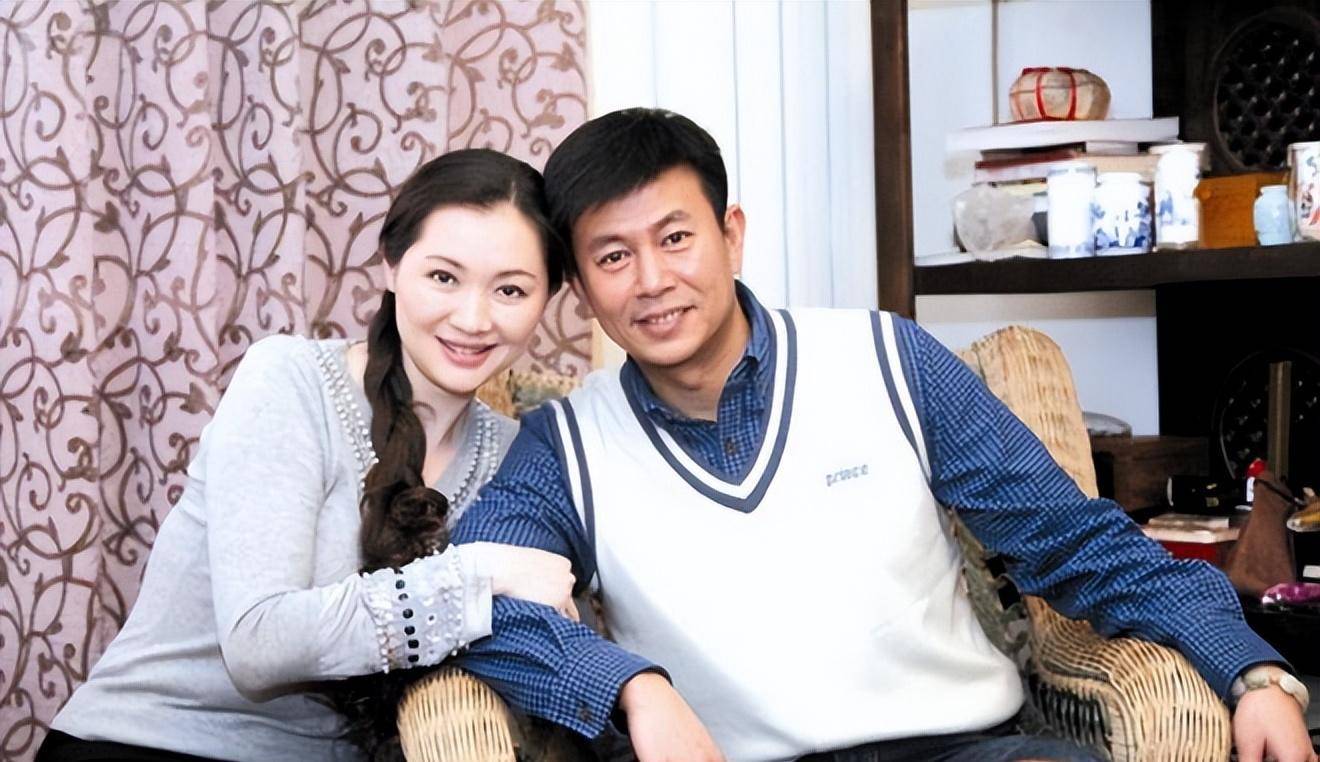 著名演员江柏萱不顾家人反对与单亲妈妈结婚,相爱25年,55岁翻红_蔡雯