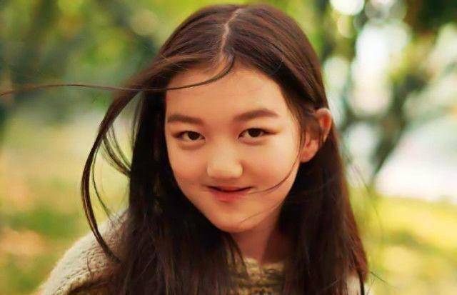 51岁的王菲也被曝出疑是产子,王菲如今早已避谣了,但不清楚两个女儿