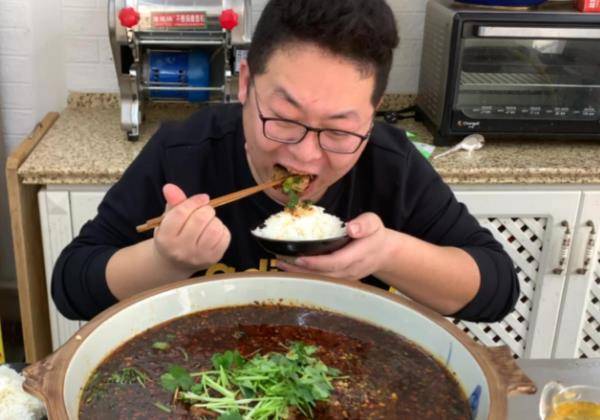 大胃王悲剧继续上演,mini手术完坚持吃播,拿命赚钱何时能停止?