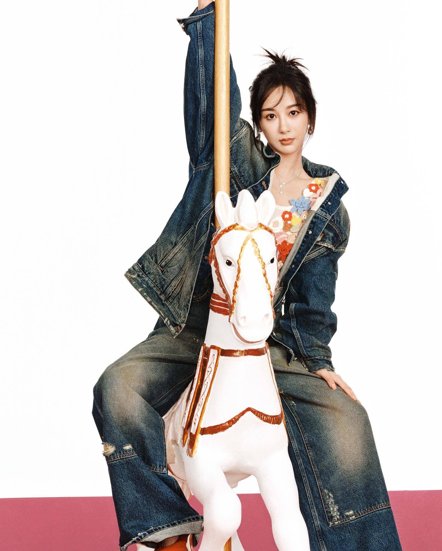 杨紫的仙境五月号封面,穿深v秀美腿,骑木马秀少女情怀_时尚_黑色_头发