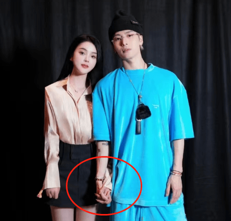 王嘉尔海量亲密照曝光,与辣妹十指紧扣搂肩抱腰,网友:坐等塌房_明星